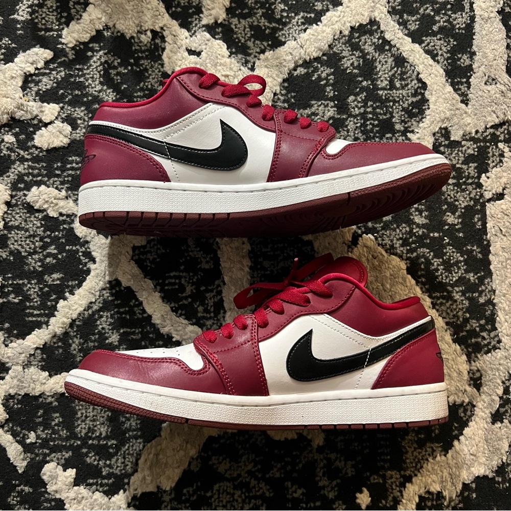 Nike Air Jordan 1 low top noble red Size 10
553558-604